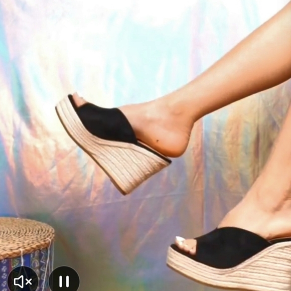 BLACK SUEDE PLATFORM,  SLIP ON, OPEN TOE. NEW WITHOUT TAG. SIZE US 8 RUN LARGE. - Picture 4 of 16